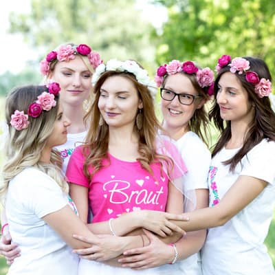 Junggesellenabschiede Gruppe von Freundinnen beim Junggesellenfotoshooting im Freien
