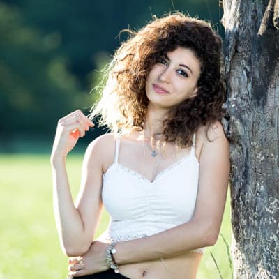 Singe-Dating-Fotos Junge Singe Frau angelehnt an Baum im Feld