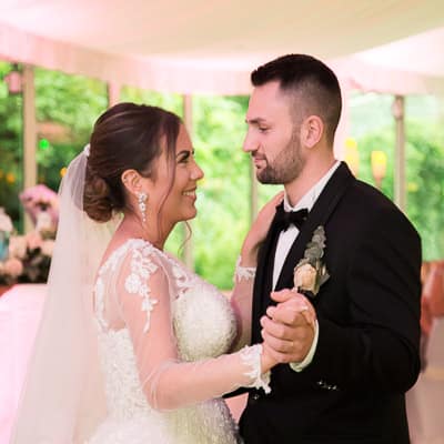 Hochzeitsreportage - Das Brautpaar tanzt ihren Hochzeitstanz. Sie schauen sich dabei direkt in die Augen.