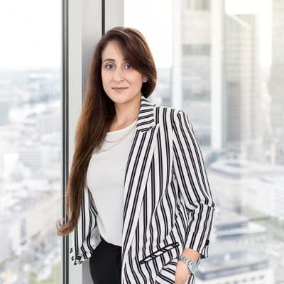 Businessfotos Fotograf: Businessfrau im Büro eines Businessviertels